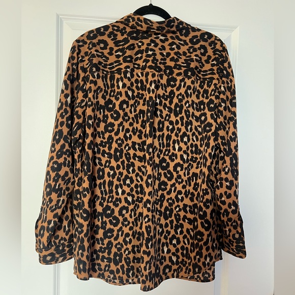 Plus Size Talbots Leopard Print Blouse Like New Size 2x with Roll Tab Sleeve - Picture 3 of 8